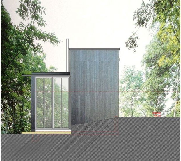 Holzhaus mit verglaster Ecke zwischen Bäumen