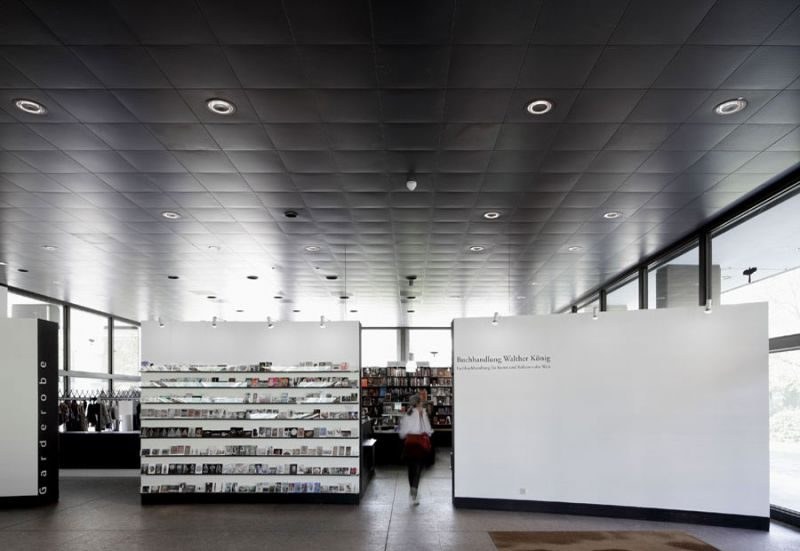 Katalogdisplay im Eingangspavillon