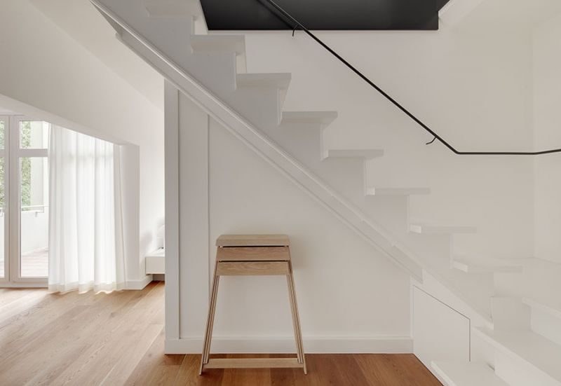 Wohnraum mit freitragender Treppe in der Maisonette