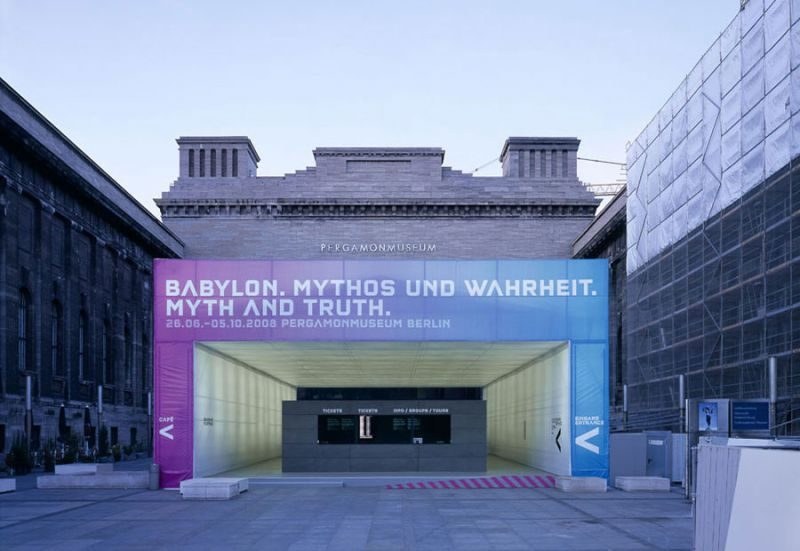 Lichttor mit Ausstellungsgrafik vor der Museumsfassade