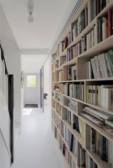 Flur mit raumhohem Bücherregal