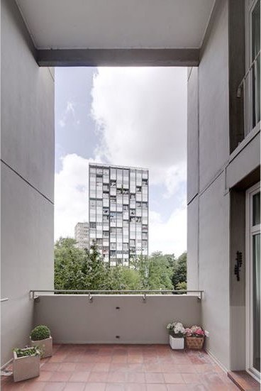Loggia mit Blick auf ein Hochhaus im Hansaviertel