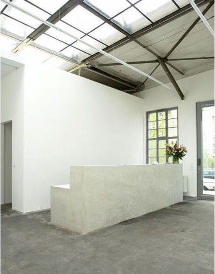 Galerieraum mit Oberlicht und Empfangstresen