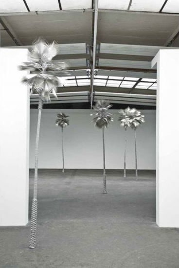 Hoher Ausstellungsraum mit Installation