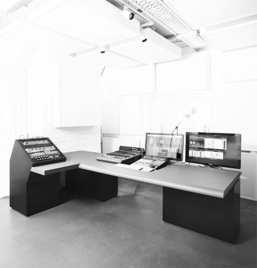 Steuertisch im Tonstudio mit Monitoren