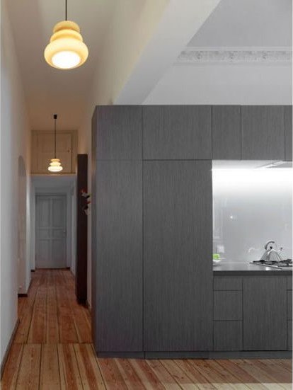 Küche mit schwarzem Einbauschrank
