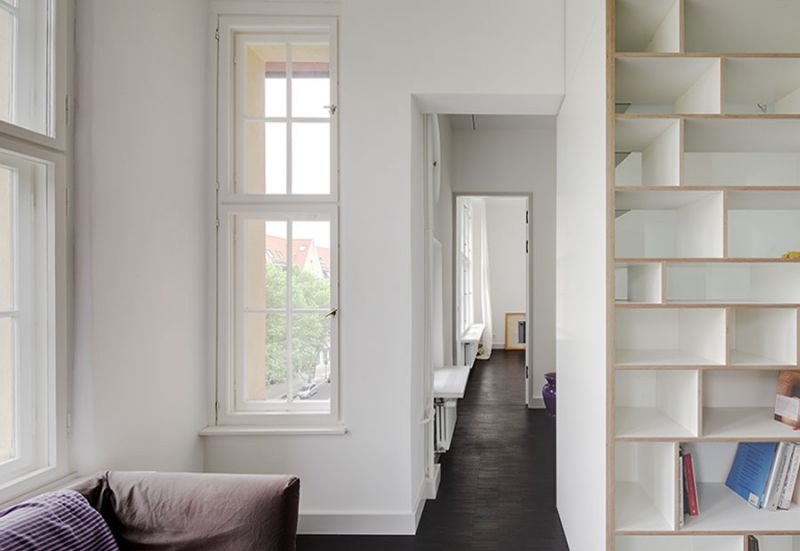 Wohnraum mit eingebautem Regal